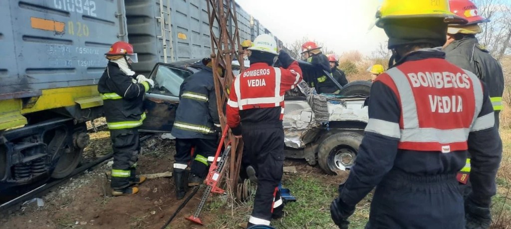 Se le rompió la camioneta sobre las vías en Vedia, no pudo moverla y un tren lo embistió: su pareja y su hijo quedaron&nbsp;atrapados