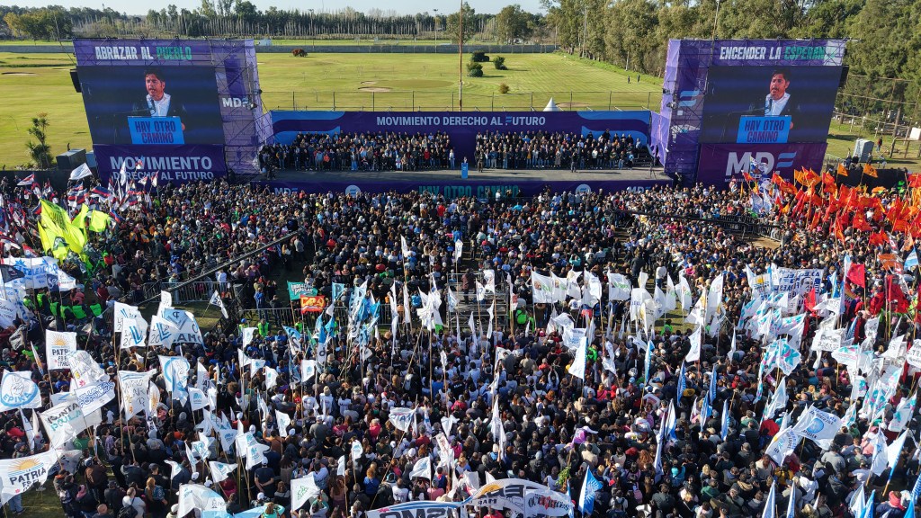 Axel Kicillof lanzó hoy el Movimiento Derecho al Futuro (MDF) en La Plata, donde criticó duramente el modelo económico de Javier Milei. (Foto: Prensa Gobernación).