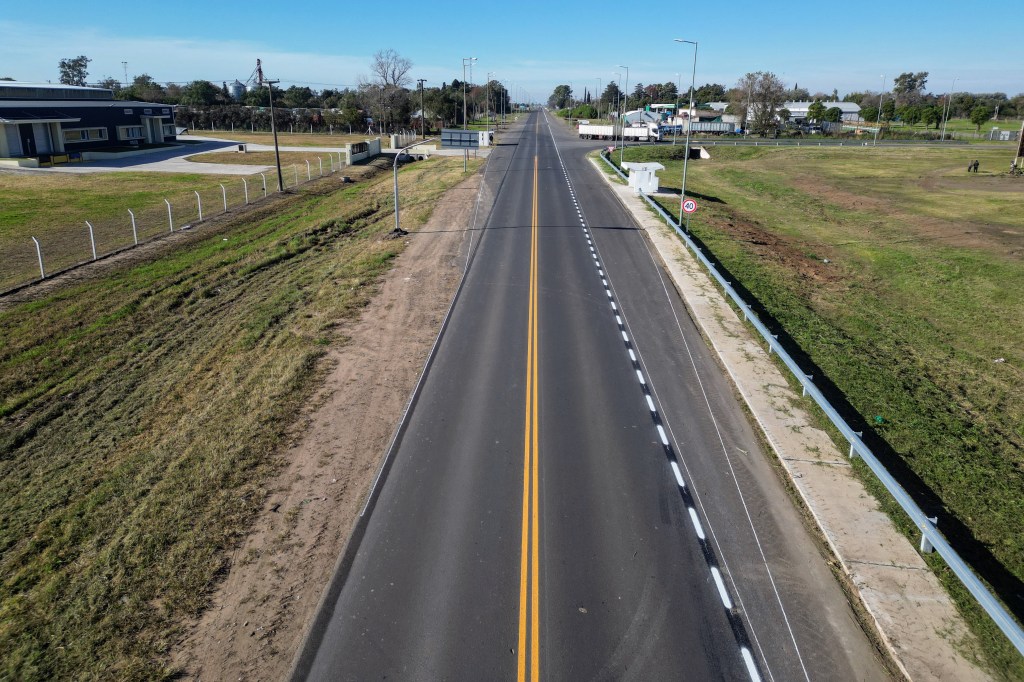 Kicillof inauguró la repavimentación de la Ruta 31 y entregó escrituras, patrulleros y una ambulancia en&nbsp;Rojas