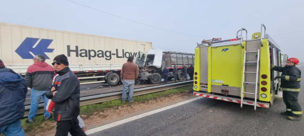 En medio de una densa niebla en Junín, chocaron dos camiones en la Ruta 7: un hombre resultó&nbsp;herido