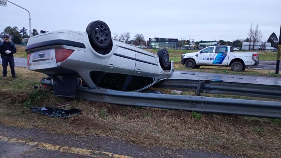 Vuelco en la Ruta 188: cuatro jóvenes heridos y una sustancia sospechosa en el&nbsp;auto