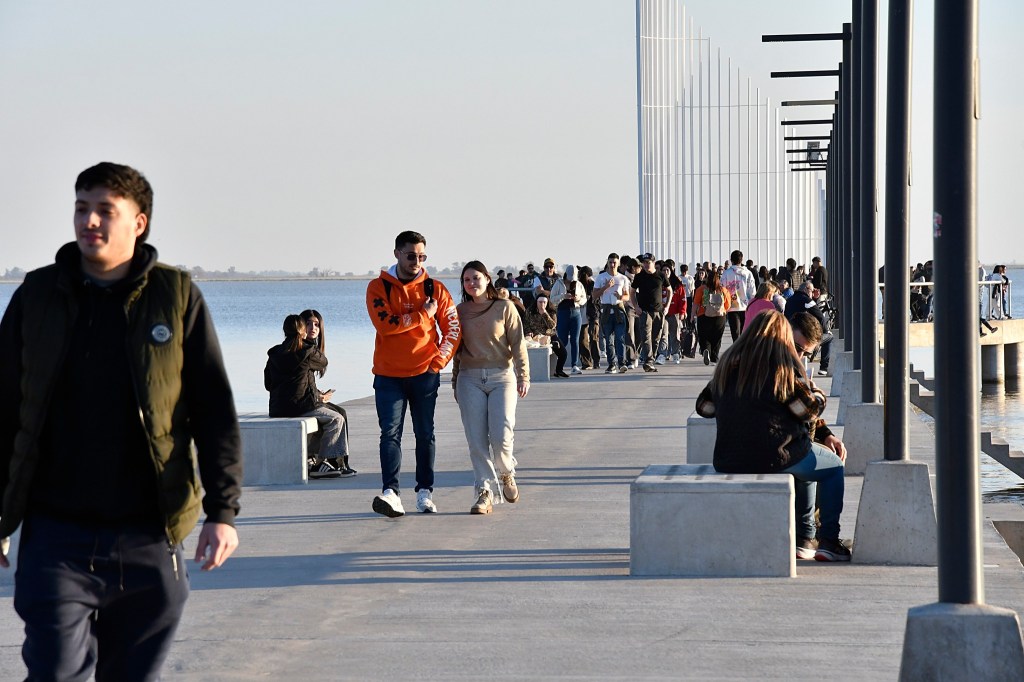Domingo a pleno en el balneario de Junín: familias, mates y aire puro en la Laguna de Gómez. (Foto: Facebook/Miguel Ángel Zara).