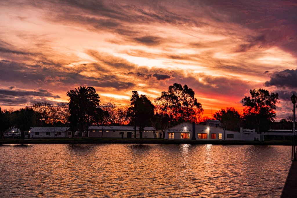 Postales mágicas en Junín: la hora dorada y azul iluminó el Club de Pescadores y la Laguna El Carpincho. (Foto: Facebook/Miguel Ángel Zara).