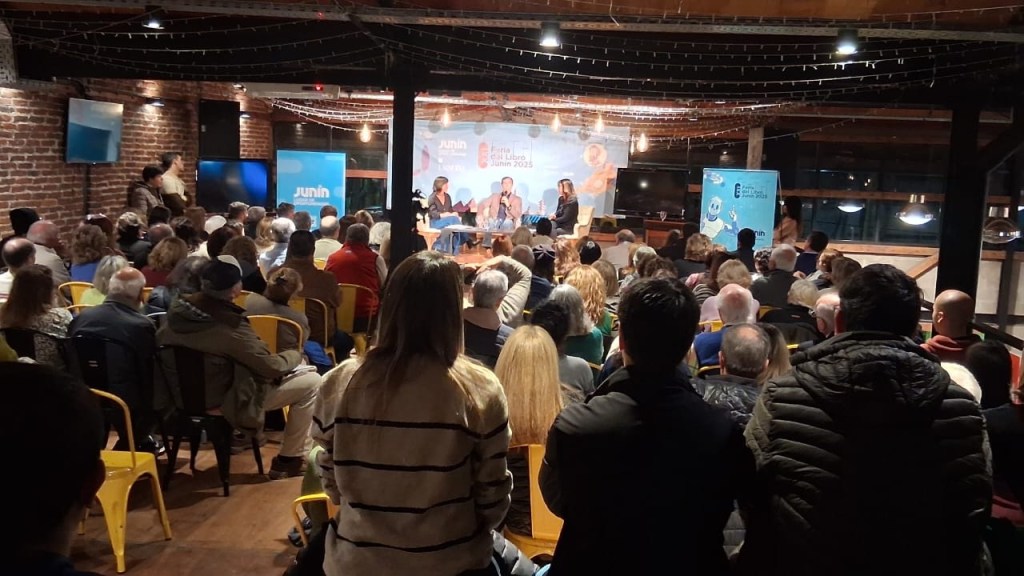 La XXI Feria del Libro de Junín abrió sus puertas con la presentación del periodista Hugo Alconada&nbsp;Mon