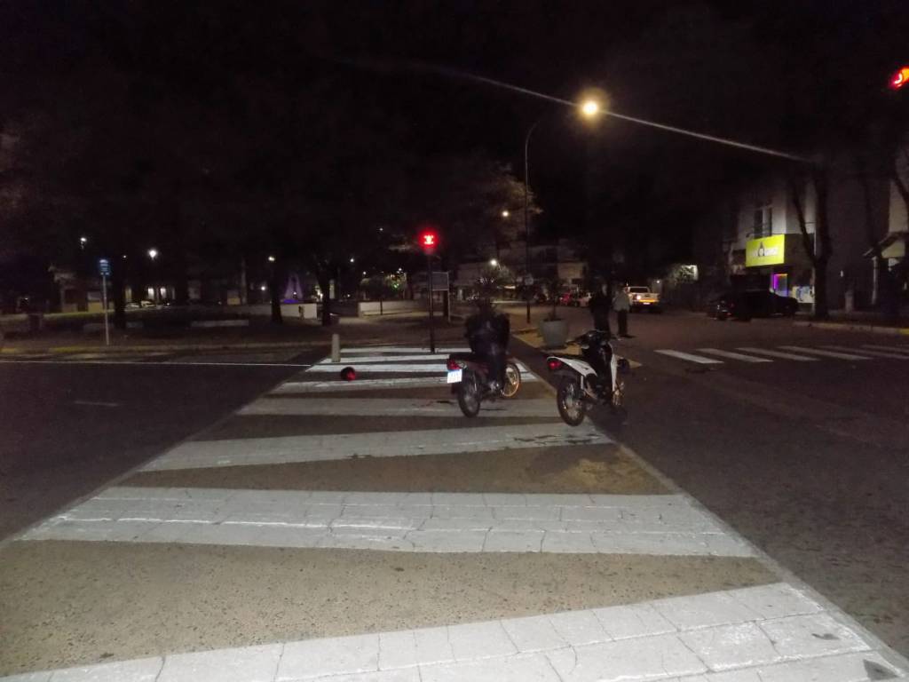 Violento choque entre dos motos en pleno centro de Junín: una adolescente de 15 años está&nbsp;grave