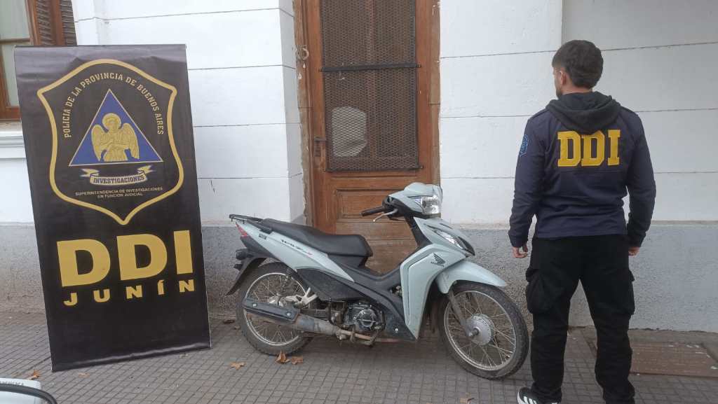 Investigaban un robo en Junín y terminaron atrapando a un sospechoso con una moto y un celular&nbsp;robados