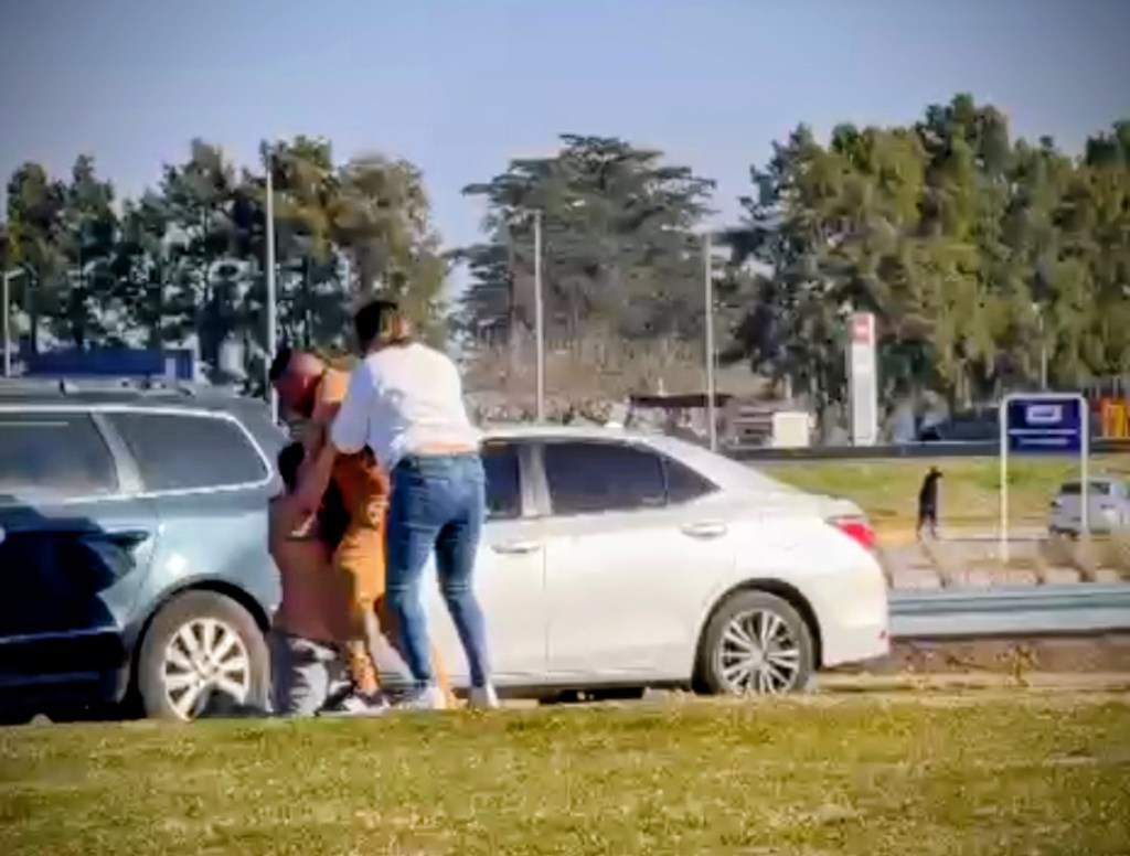 Video impactante: una discusión de tránsito terminó con una violenta pelea entre dos conductores en&nbsp;Junín