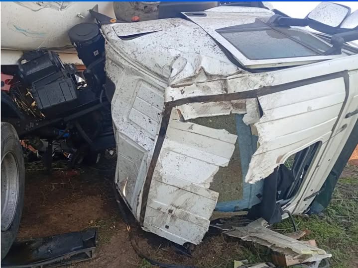 Despiste y vuelco de un camión en Ruta 50: un conductor de Lincoln salió&nbsp;ileso