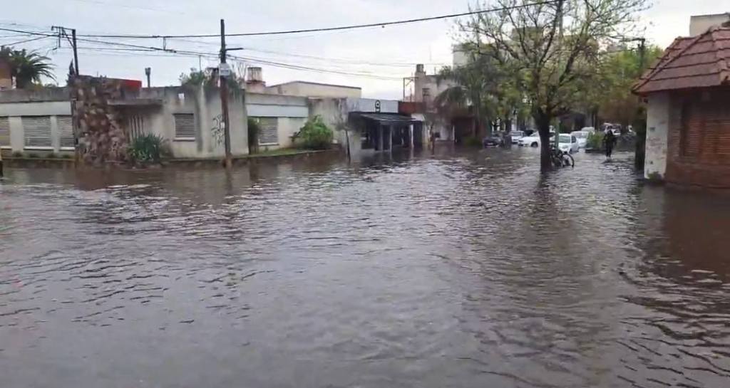Chacabuco y Junín bajo alerta: Defensa Civil y Bomberos piden no circular por calles&nbsp;anegadas