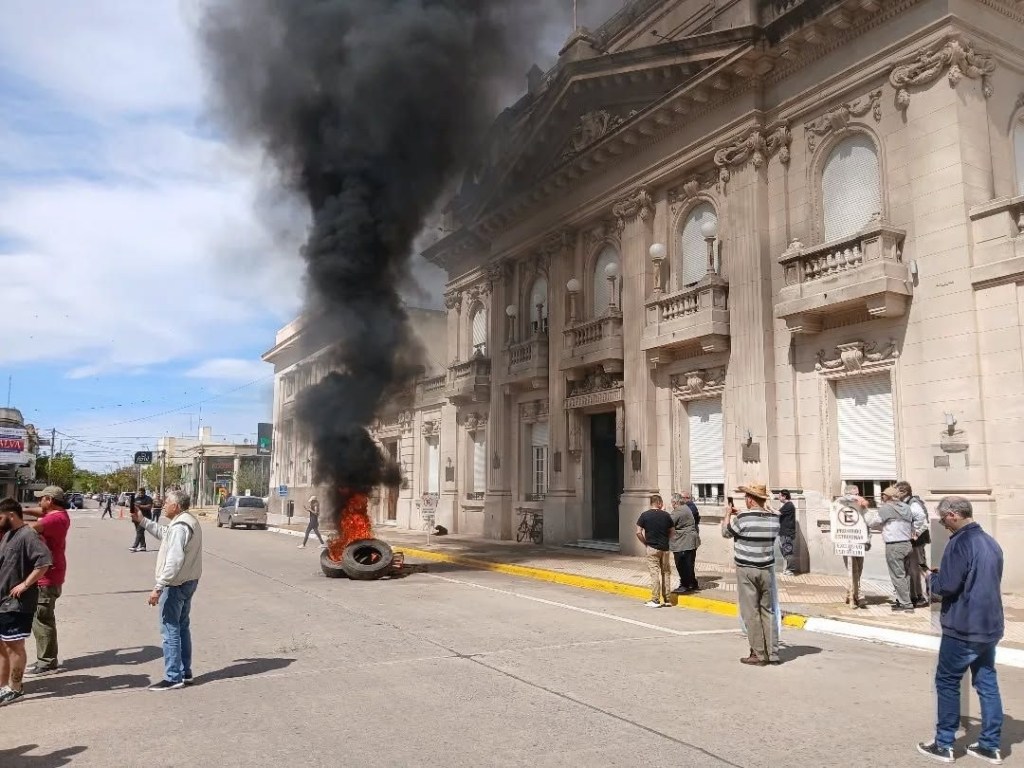 «Andáte, porque les quedó grande»: un productor rural estalló de bronca ante un funcionario municipal en medio de las inundaciones en 9 de&nbsp;Julio