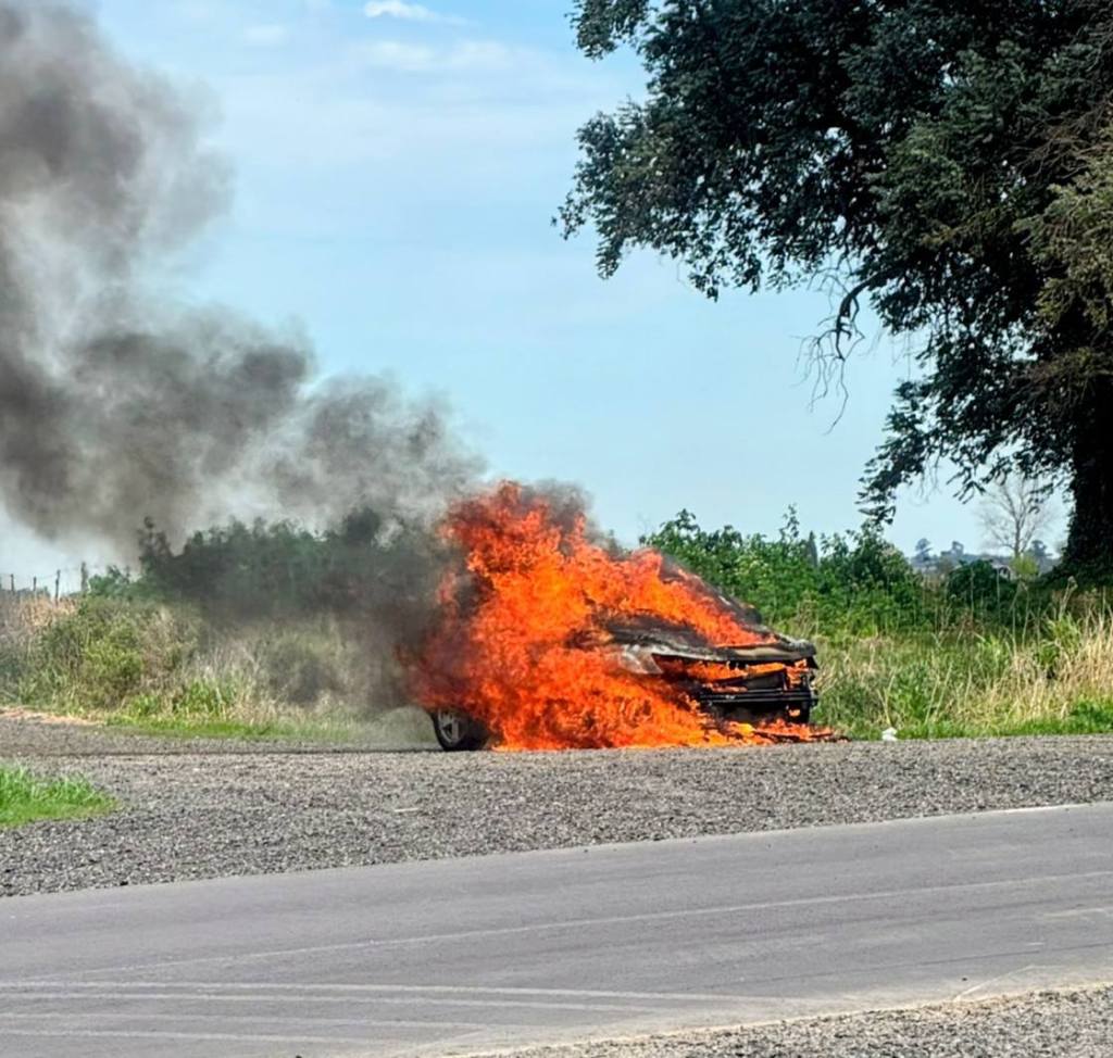 Incendio total en Rojas: las llamas consumieron un auto en la Ruta 31 y los bomberos actuaron de&nbsp;urgencia