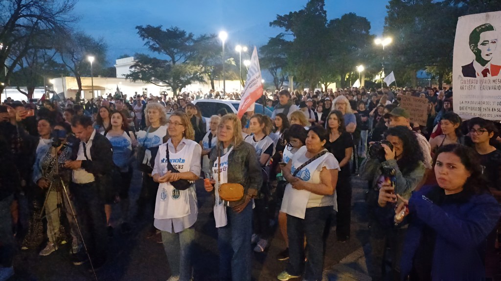 Con una marcha de antorchas, Junín se movilizó contra el veto de Milei a las universidades. (Foto: EN).
