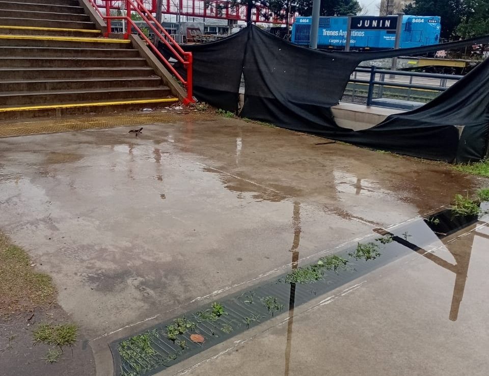 Paso bajo nivel de Junín: la lluvia generó anegamientos y crece la preocupación vecinal por el futuro de la obra. (Foto: Facebook/Junín 24).