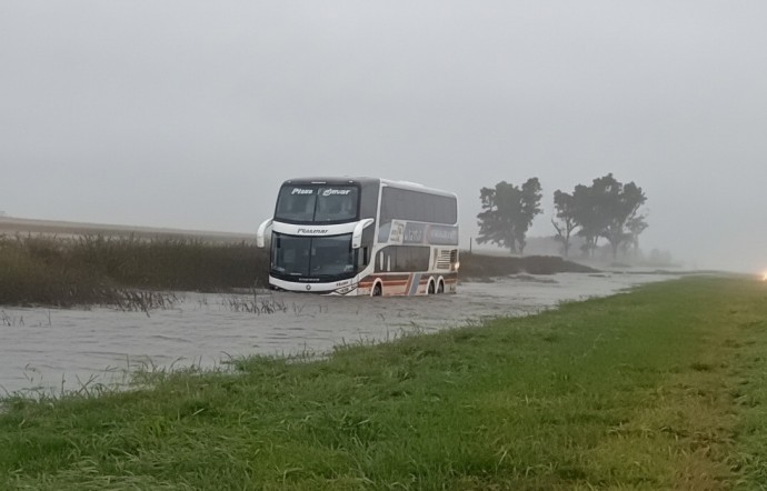 Un colectivo quedó varado en una zanja por la tormenta de Santa Rosa y rescataron a 40 pasajeros en&nbsp;lancha