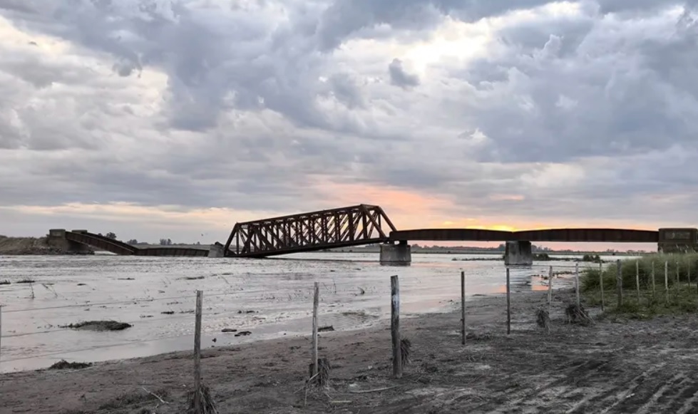 Se derrumbó un histórico puente ferroviario sobre el río Salado entre Chivilcoy y 25 de&nbsp;Mayo