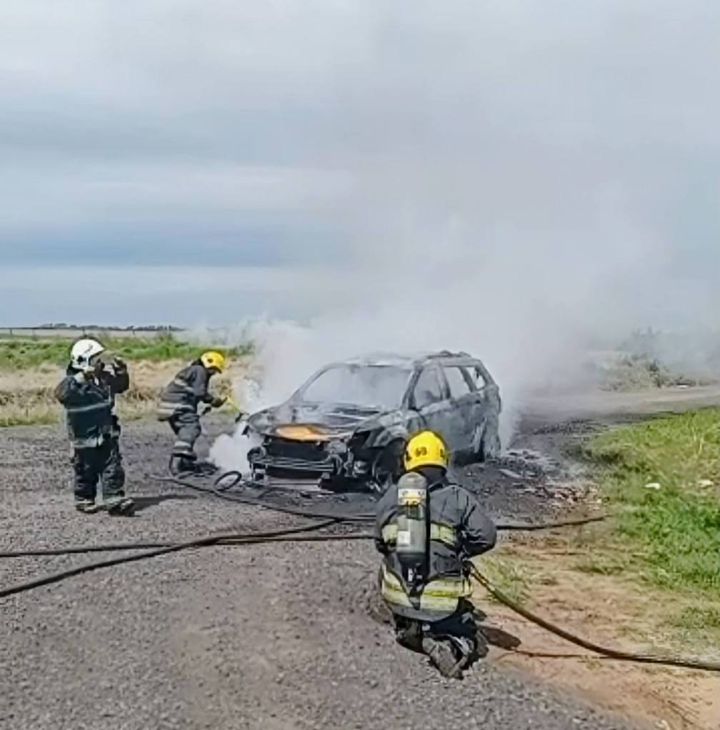 Incendio total en Rojas: las llamas consumieron un auto en la Ruta 31 y los bomberos actuaron de urgencia. 