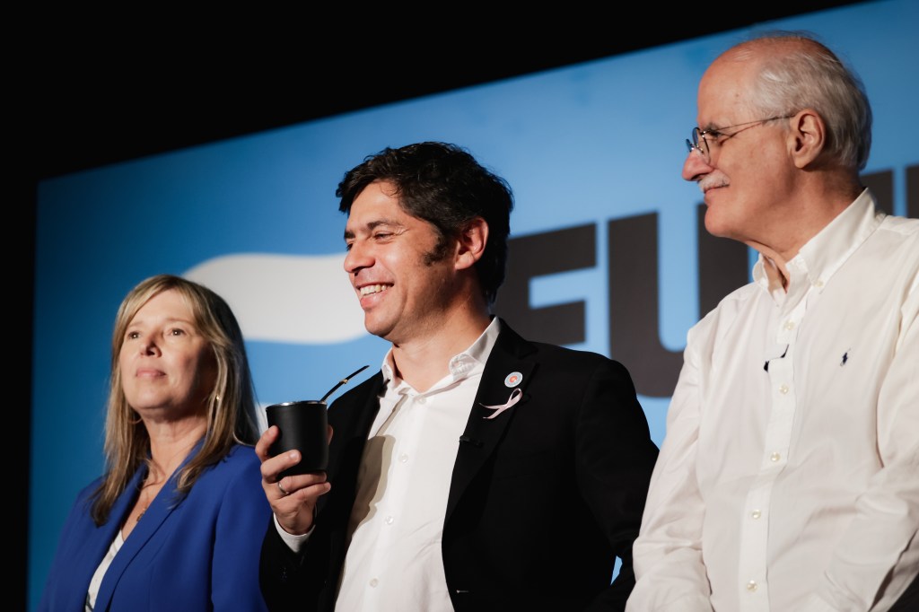 Kicillof apuntó contra Milei: “No cambio ni un minuto en los barrios por el abrazo de un presidente&nbsp;extranjero”