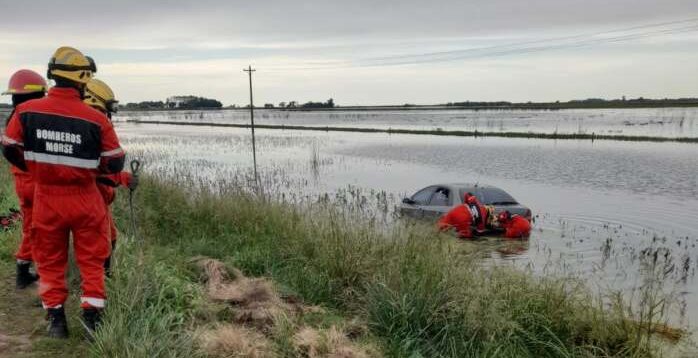 Morse: un automovilista despistó y terminó con el auto semihundido en el&nbsp;agua
