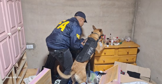 Los allanamientos se realizaron en distintos barrios de la ciudad y dejaron una mujer detenida y cuatro personas procesadas. Se secuestraron marihuana, cocaína y celulares. (Foto: EN).