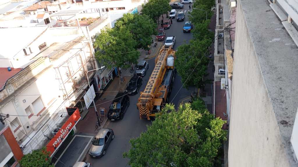 Fotos y videos: así llegaba la grúa para colocar los puentes del paso bajo nivel de&nbsp;Junín