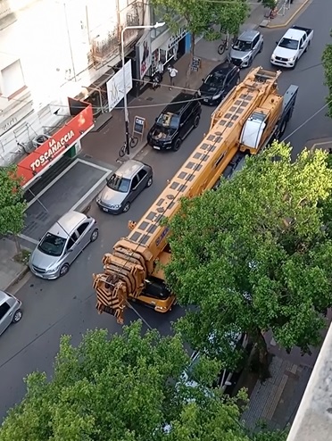 Llegó la grúa para rectivar la obra del paso bajo nivel de Junín. 