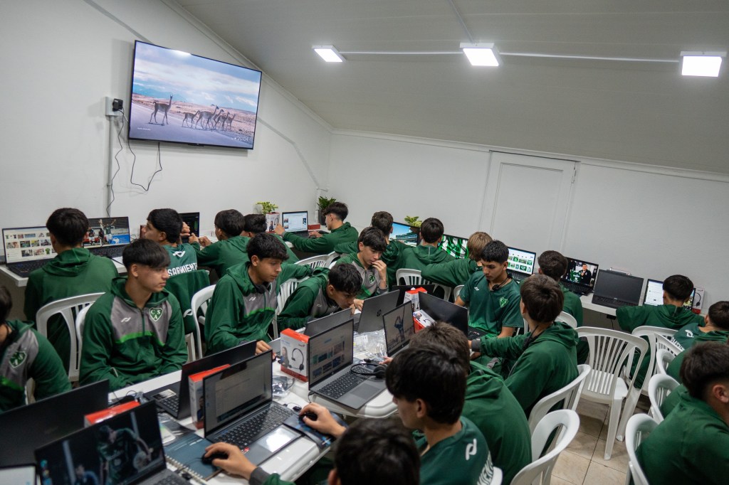 EDEN acompañó la iniciativa con la donación de 15 notebooks, 2 televisores y la puesta en valor del aula dentro de la Casa Club. 