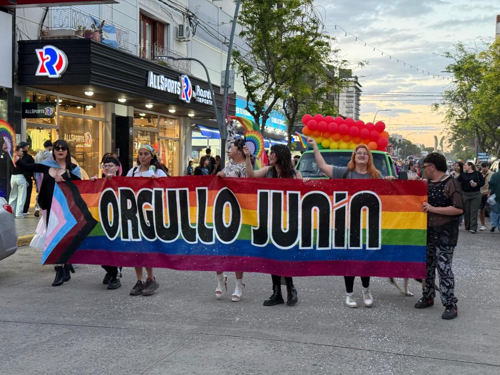 Junín se vistió de orgullo: la comunidad LGBTIQ+ marchó por igualdad y&nbsp;visibilidad