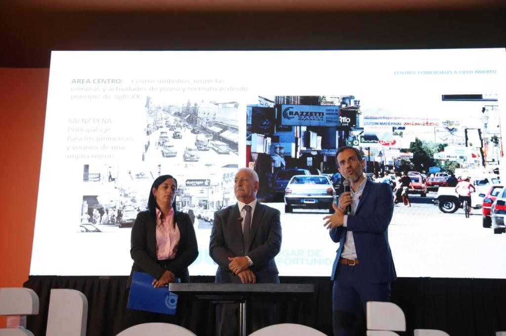 Junín avanza en la renovación de calle Rivadavia con veredas nuevas, luminarias LED y espacios verdes para convertirla en un Centro Comercial&nbsp;Abierto