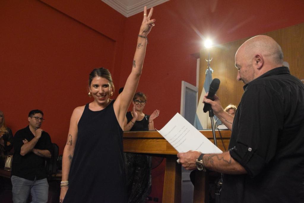 Video: así fue el juramento de Clara Bozzano en el Concejo de Junín con el pedido «por la libertad de&nbsp;Cristina»