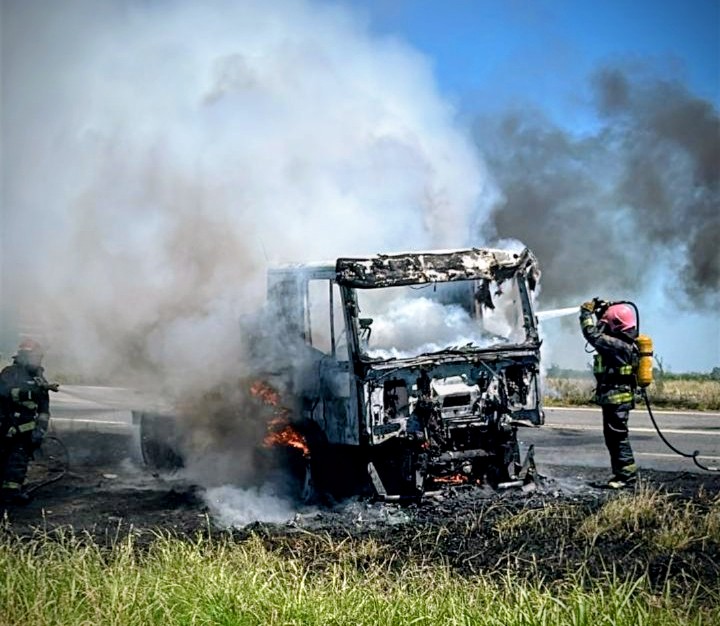 Impactante incendio en la Ruta 7: un camión se consumió por completo y el conductor se salvó de&nbsp;milagro