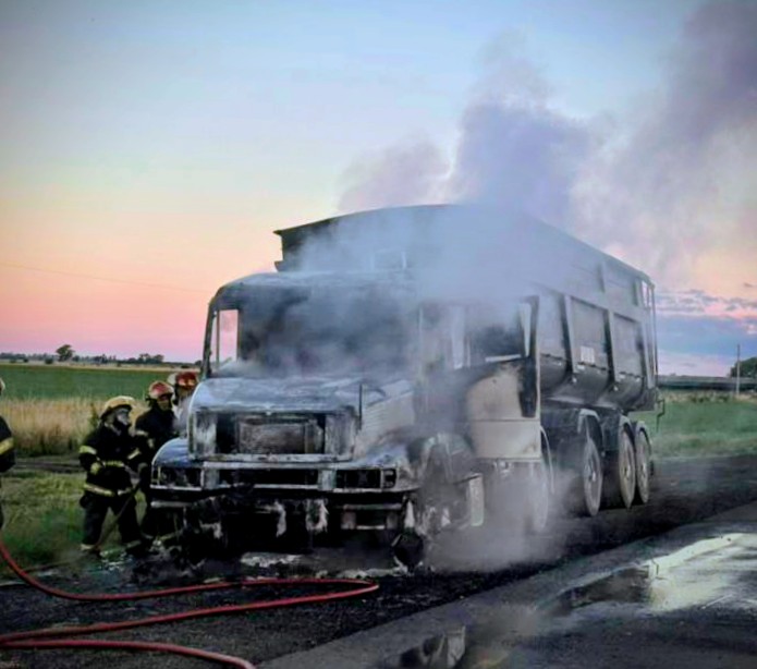 Drama en la RP 30: se incendió un camión en marcha y el chofer terminó con&nbsp;quemaduras