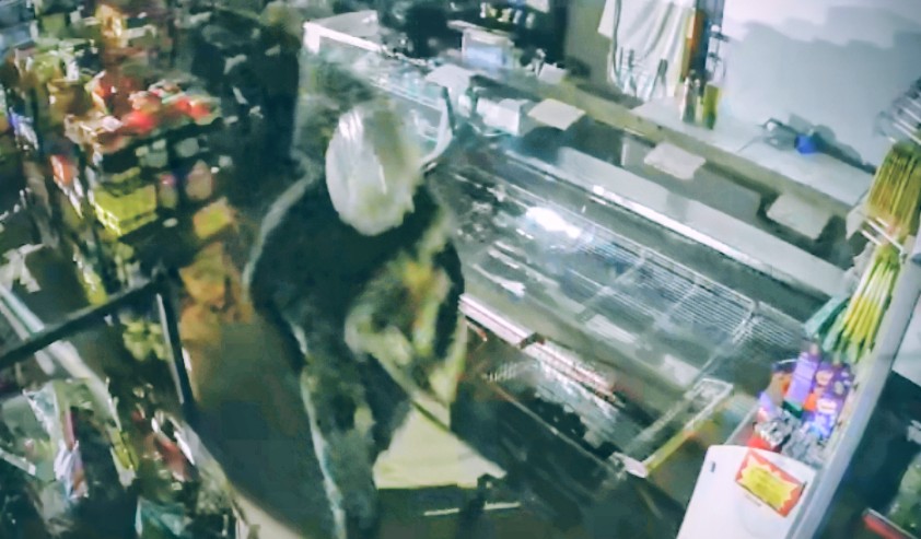 Con una bolsa en la cabeza y en plena madrugada: así fue el robo a una despensa de Villa del&nbsp;Parque